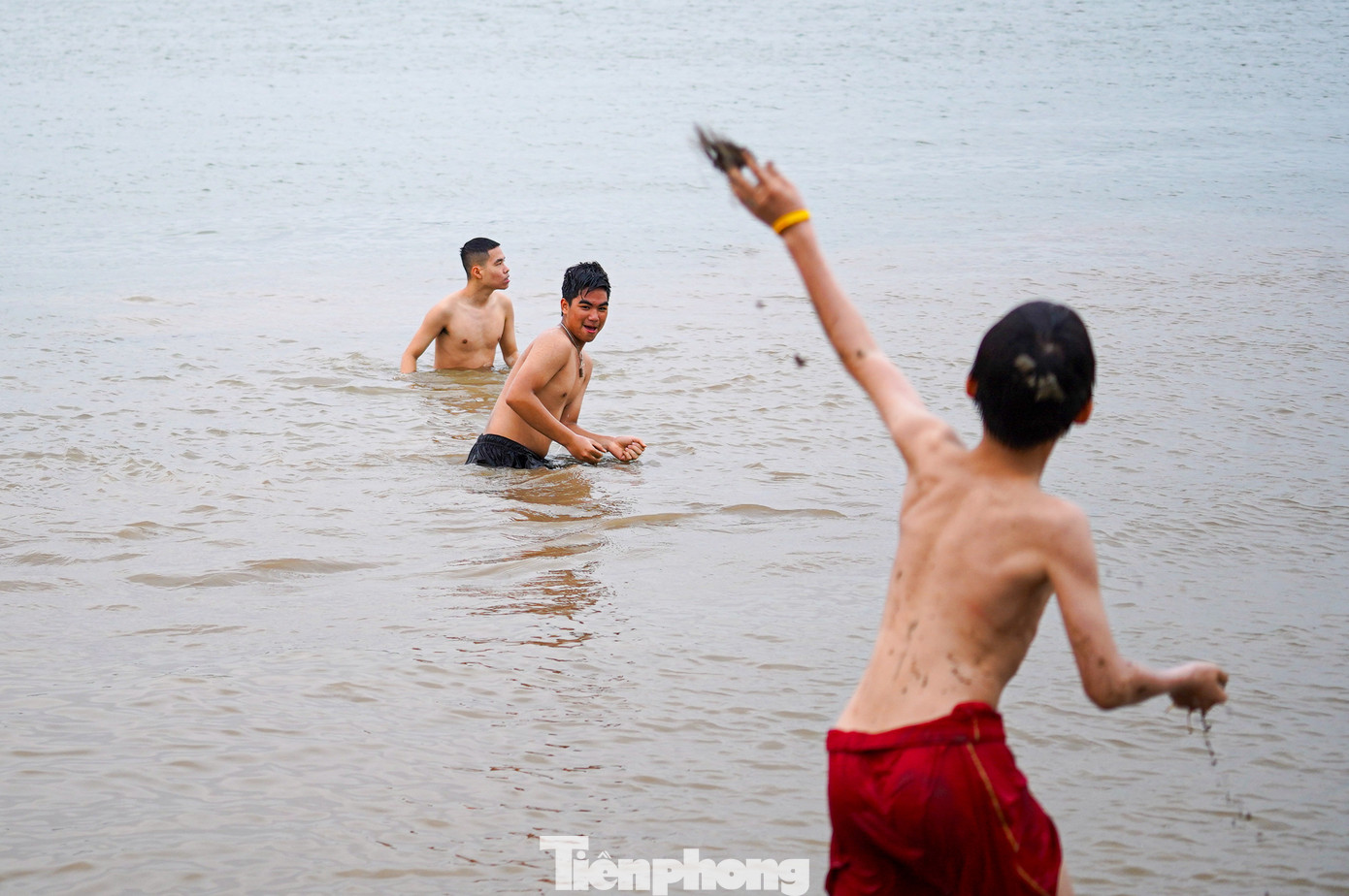 Nhiều bạn trẻ vui đùa cùng nhau trong làn nước mát của sông Hồng. Nhiều bạn trẻ vui đùa cùng nhau trong làn nước mát của sông Hồng.