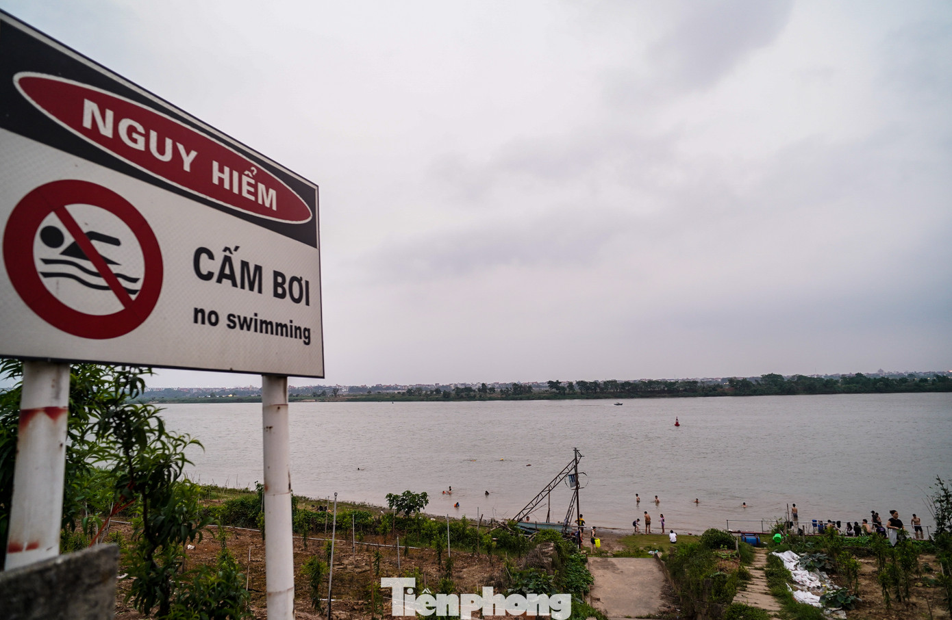 Ở khu vực 2 bên bờ sông Hồng có rất nhiều bãi tắm tự phát như thế này. Mặc dù đã có các biển cảnh báo nguy hiểm, nhiều người vẫn ngó lơ, vẫn tìm đến các khu vực ven sông Hồng để giải nhiệt, đặc biệt là trong những ngày nắng nóng gay gắt. Ở khu vực 2 bên bờ sông Hồng có rất nhiều bãi tắm tự phát như thế này. Mặc dù đã có các biển cảnh báo nguy hiểm, nhiều người vẫn ngó lơ, vẫn tìm đến các khu vực ven sông Hồng để giải nhiệt, đặc biệt là trong những ngày nắng nóng gay gắt.