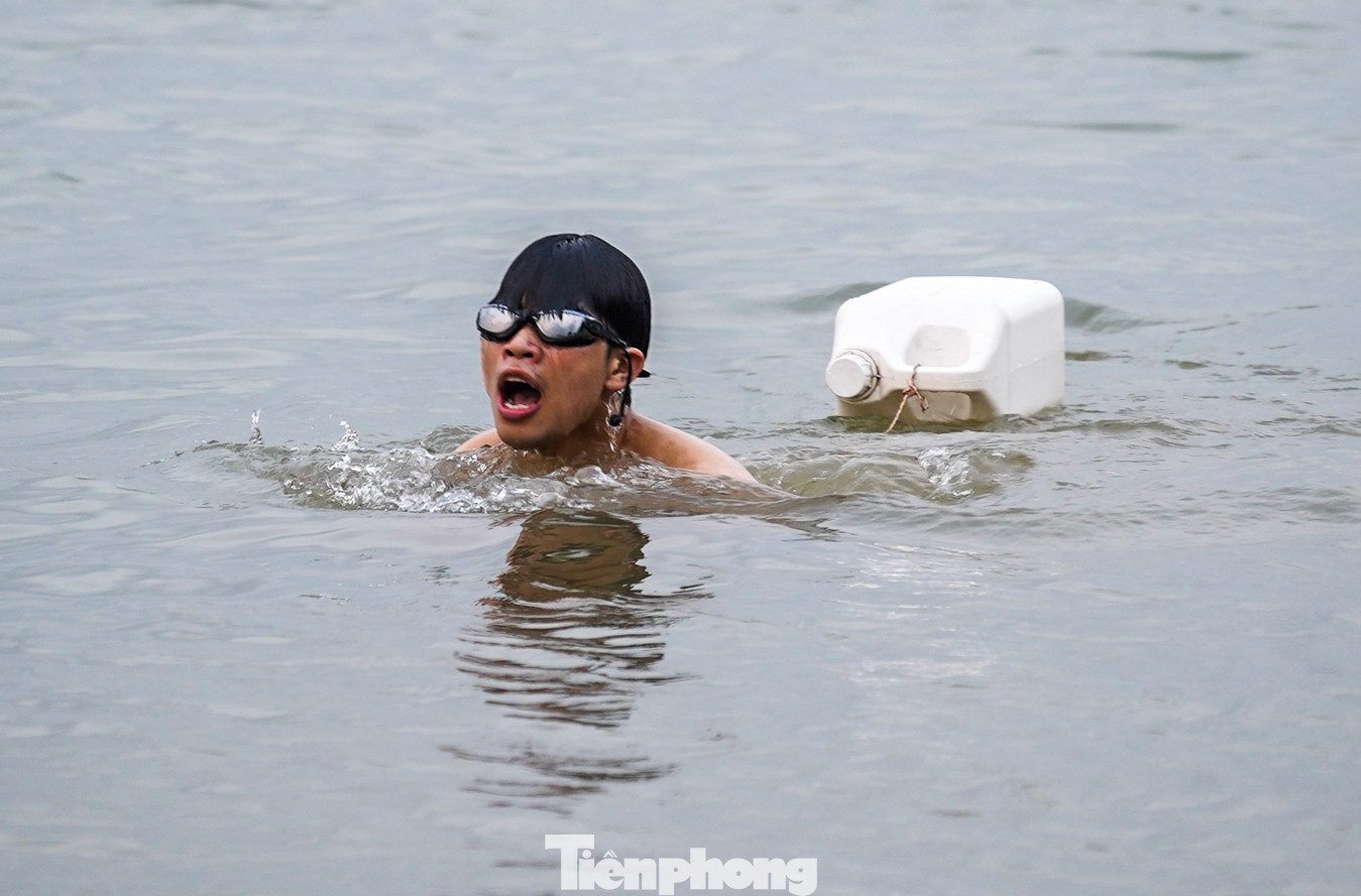 Nhiều người tỏ ra sảng khoái và dễ chịu hơn sau khi bơi. Nhiều người tỏ ra sảng khoái và dễ chịu hơn sau khi bơi.