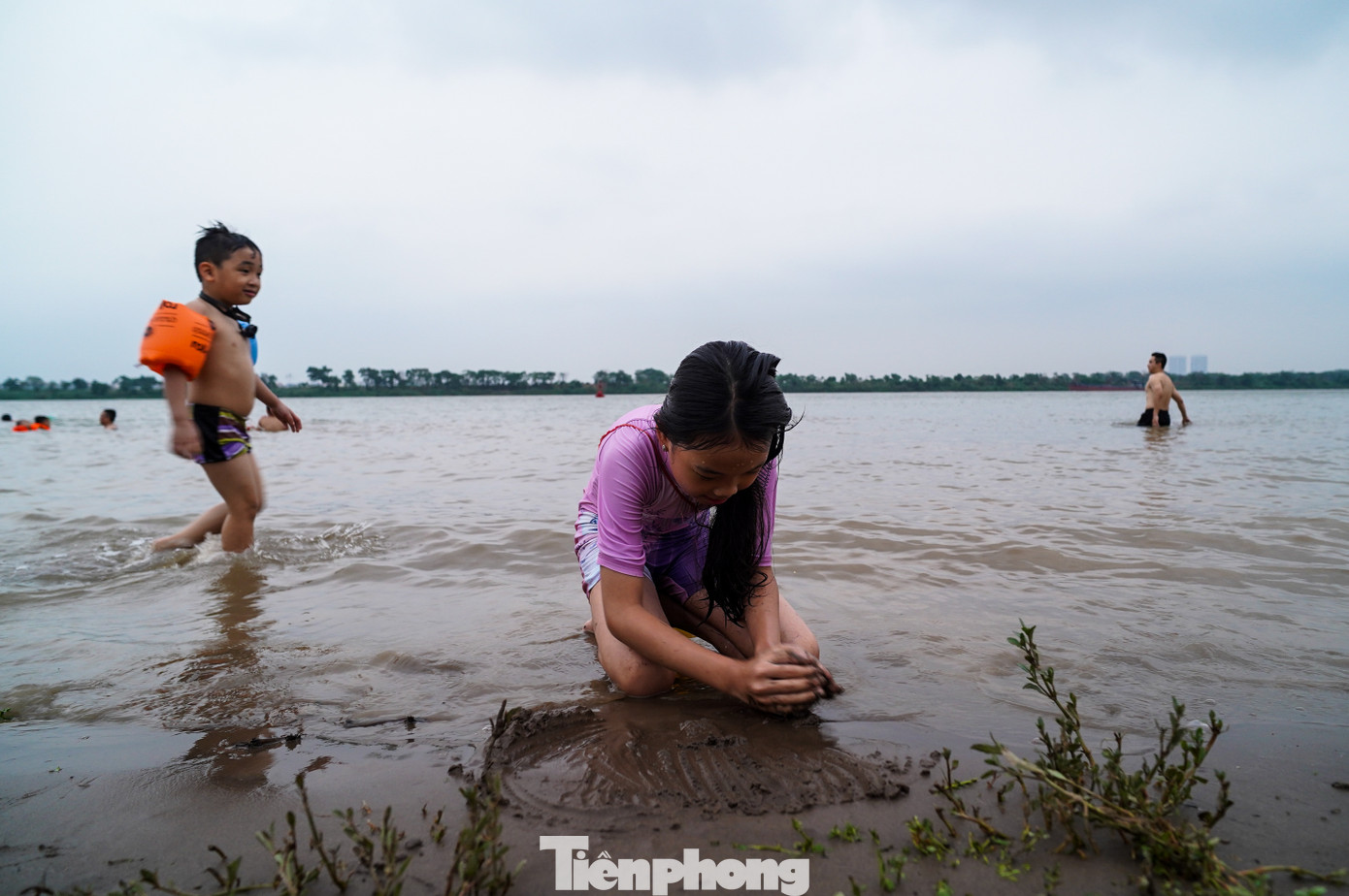 Ven bờ, nhiều em nhỏ thích thú nghịch cát, vui chơi dưới sự giám sát của người lớn. Ven bờ, nhiều em nhỏ thích thú nghịch cát, vui chơi dưới sự giám sát của người lớn.