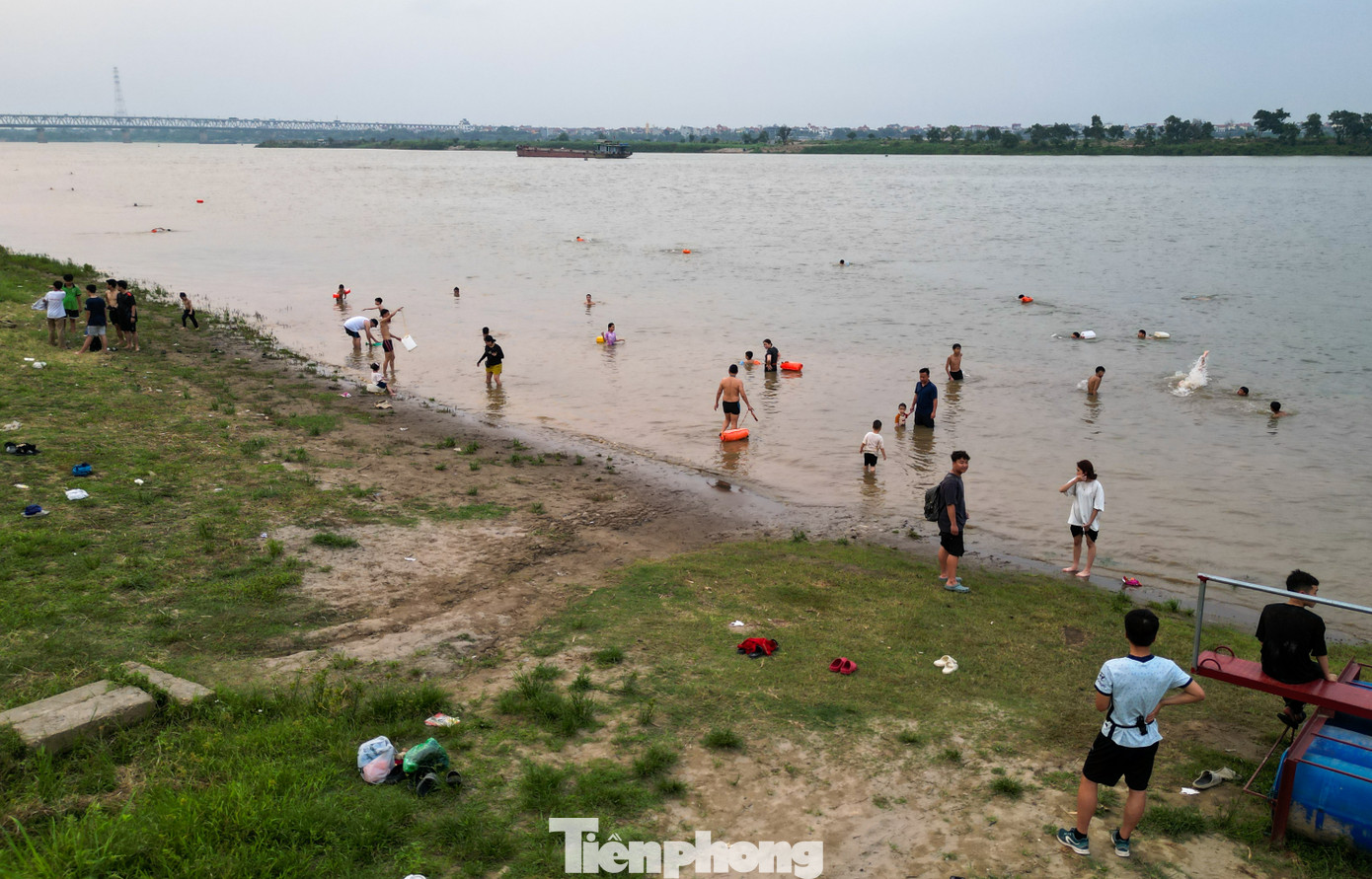 Gần một tuần nay, Hà Nội trải qua đợt nắng nóng, thời tiết trở nên oi bức. Vào mỗi buổi chiều, nhiều người dân tìm đến các bãi tắm tự phát ven sông Hồng để giải nhiệt, tận hưởng không khí mát mẻ từ dòng sông. Gần một tuần nay, Hà Nội trải qua đợt nắng nóng, thời tiết trở nên oi bức. Vào mỗi buổi chiều, nhiều người dân tìm đến các bãi tắm tự phát ven sông Hồng để giải nhiệt, tận hưởng không khí mát mẻ từ dòng sông.