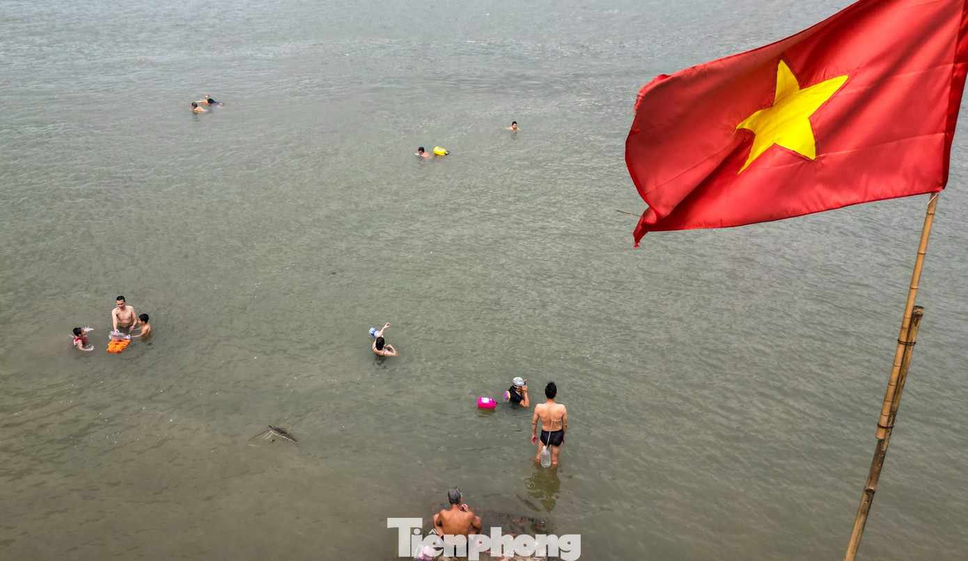 Sông Hồng không chỉ là nơi hóng mát mà còn là một “bể bơi” khổng lồ để người dân bơi lội trong những ngày nắng nóng gay gắt. Sông Hồng không chỉ là nơi hóng mát mà còn là một “bể bơi” khổng lồ để người dân bơi lội trong những ngày nắng nóng gay gắt.