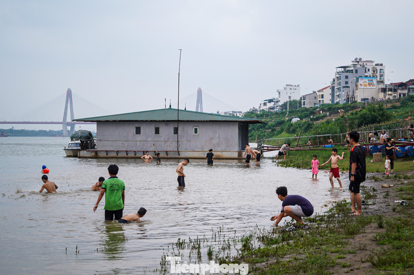 Theo ghi nhận của PV Tiền Phong, tại bãi tắm tự phát ven sông Hồng thuộc phường Phú Thượng (quận Tây Hồ), có rất đông gia đình đưa con nhỏ đến tắm mát, bơi lội. Theo ghi nhận của PV Tiền Phong, tại bãi tắm tự phát ven sông Hồng thuộc phường Phú Thượng (quận Tây Hồ), có rất đông gia đình đưa con nhỏ đến tắm mát, bơi lội.
