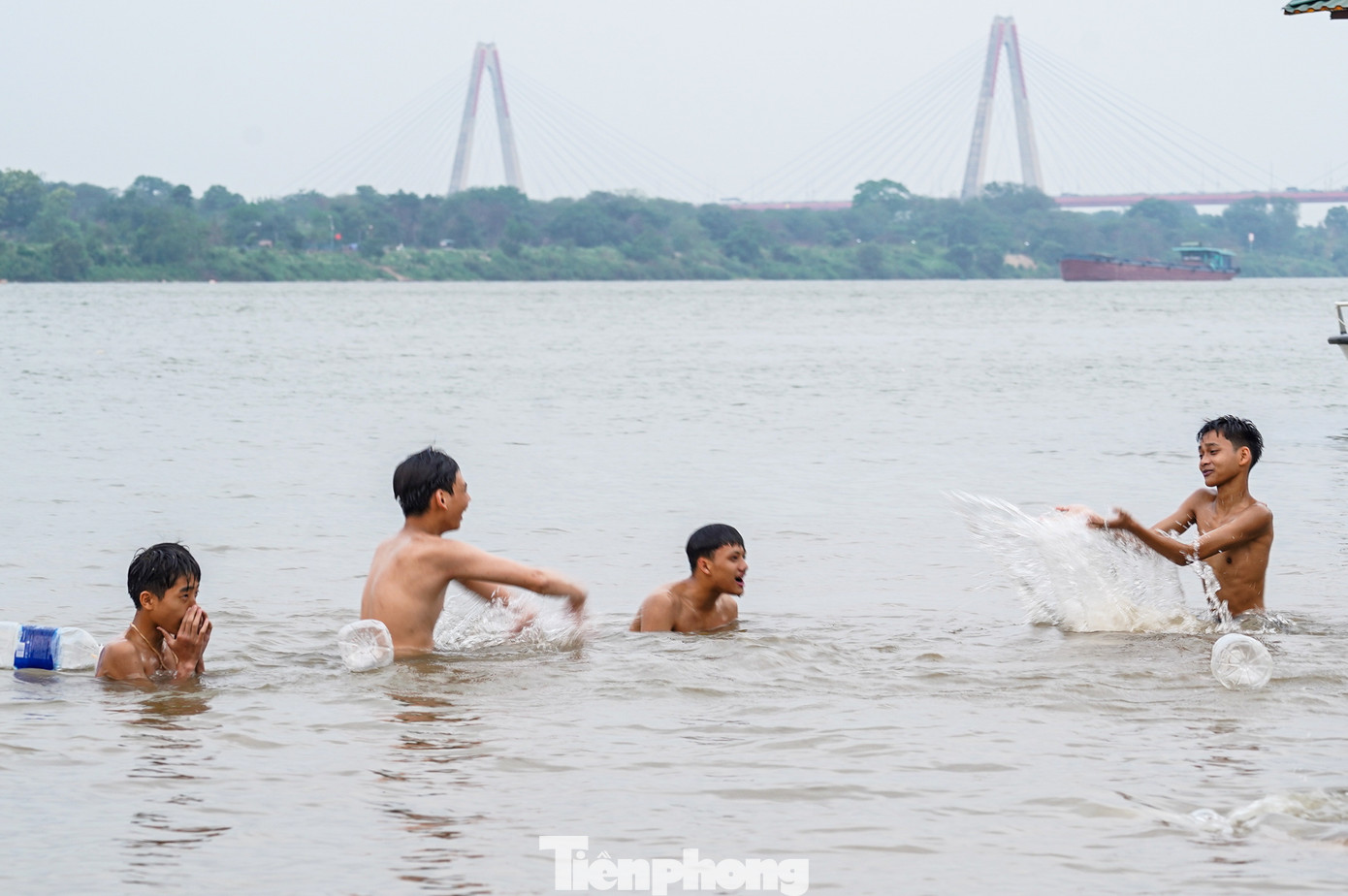 Nhiều bạn trẻ vui đùa cùng nhau trong làn nước mát của sông Hồng. Nhiều bạn trẻ vui đùa cùng nhau trong làn nước mát của sông Hồng.
