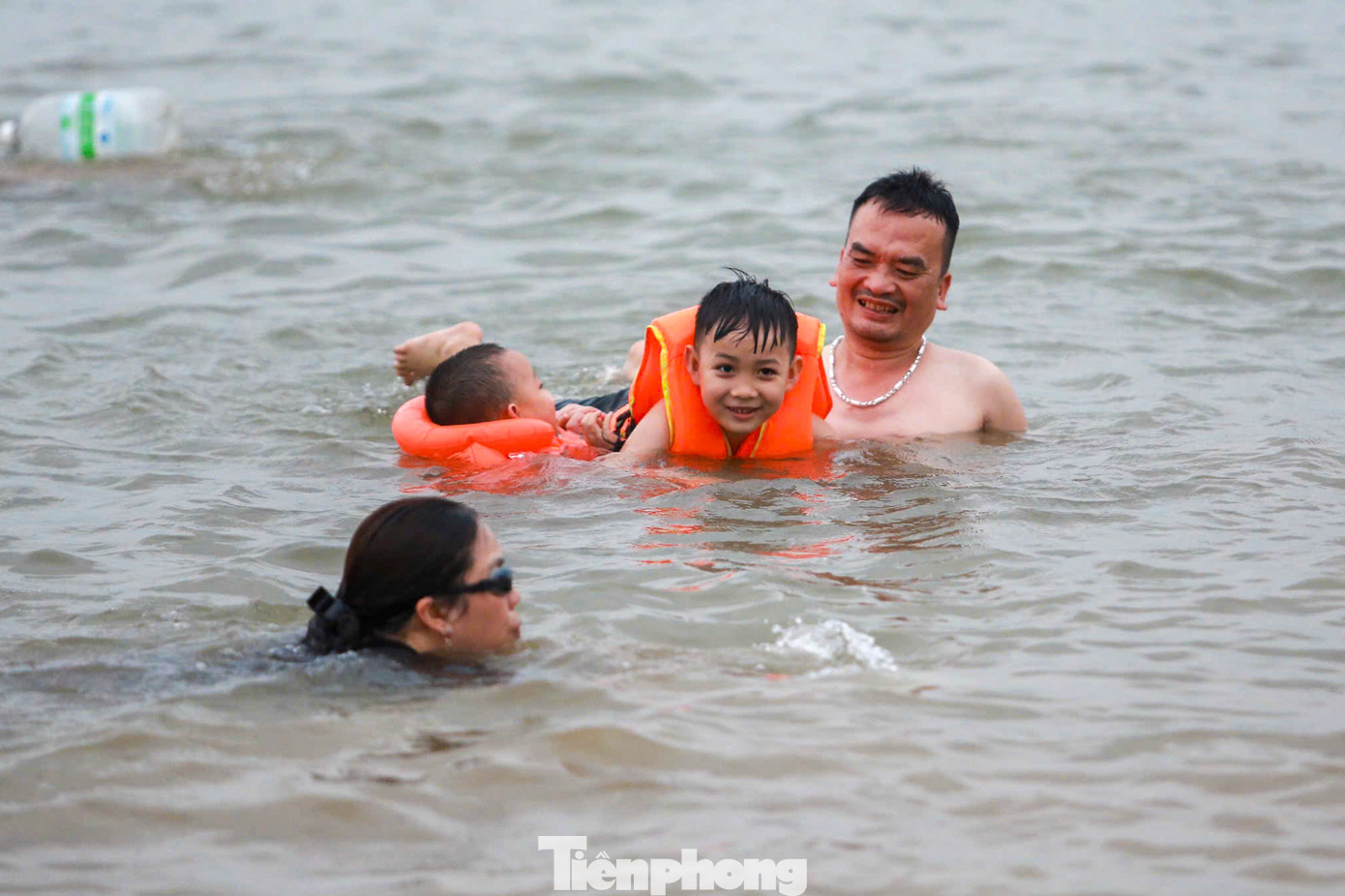 Để đảm bảo an toàn, trẻ nhỏ đi tắm luôn có phụ huynh đi kèm và trang bị đầy đủ phao để phòng tránh đuối nước. Để đảm bảo an toàn, trẻ nhỏ đi tắm luôn có phụ huynh đi kèm và trang bị đầy đủ phao để phòng tránh đuối nước.