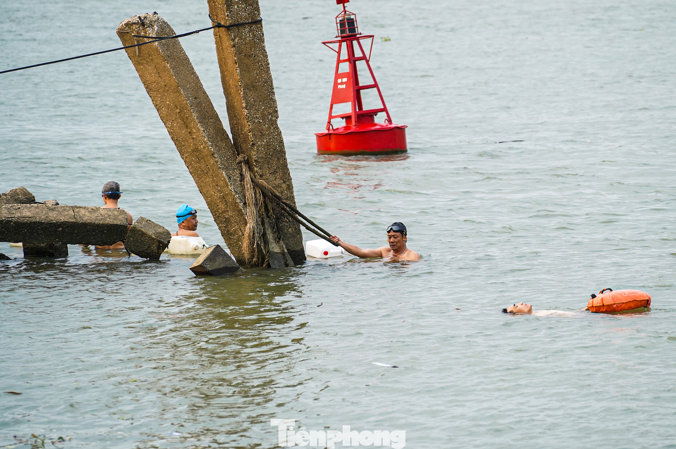 Ông Nguyễn Văn Cường (quận Long Biên) cho biết, sau một ngày, cứ vào chiều là ông cùng bạn bè đến sông Hồng bơi. "Bơi ở sông khác ở bể bơi là nó rất thoải mái vì không bị hạn chế về không gian, cảm giác tự do hơn". Ông Nguyễn Văn Cường (quận Long Biên) cho biết, sau một ngày, cứ vào chiều là ông cùng bạn bè đến sông Hồng bơi. "Bơi ở sông khác ở bể bơi là nó rất thoải mái vì không bị hạn chế về không gian, cảm giác tự do hơn".