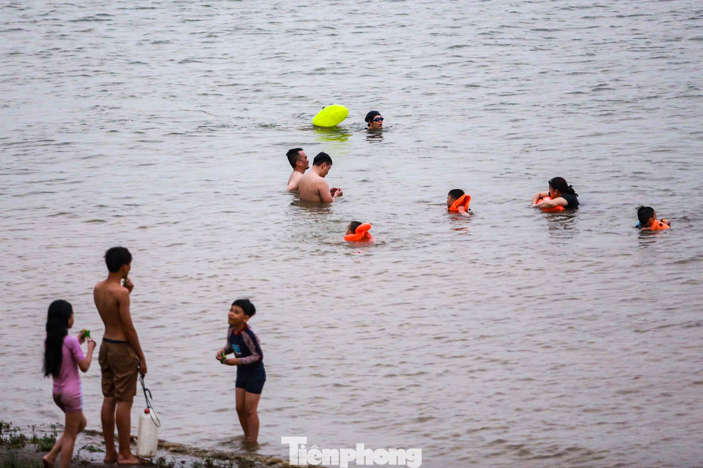 Chai lọ, can nhựa... được người dân sử dụng như chiếc phao cứu sinh khi tắm trên sông Hồng. Chai lọ, can nhựa... được người dân sử dụng như chiếc phao cứu sinh khi tắm trên sông Hồng.