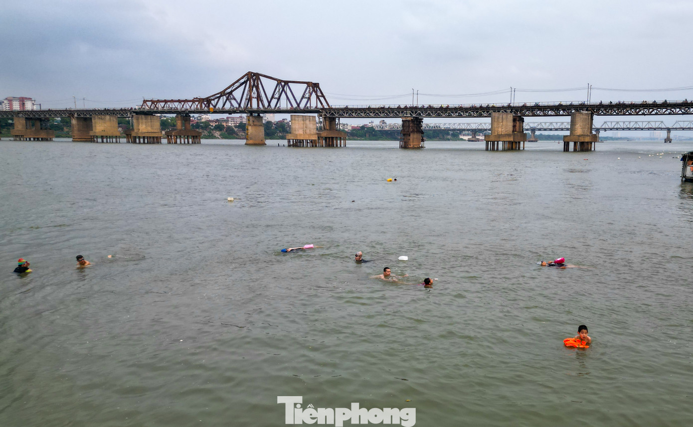 Càng về chiều, người dân kéo đến càng đông. Càng về chiều, người dân kéo đến càng đông.