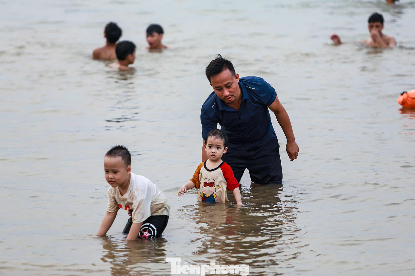 Anh Lâm (trú tại làng Phú Thượng) chia sẻ rằng những ngày vừa qua thời tiết nắng nóng gay gắt, nên hôm nay anh tranh thủ buổi chiều dẫn hai con ra sông Hồng để giải nhiệt. "Tôi cùng các con chơi ở ven sông, chọn khu vực có mực nước nông để đảm bảo an toàn. Dù vậy, tôi vẫn luôn quan sát và nhắc nhở các con cẩn thận khi vui chơi dưới nước" anh Lâm nói. Anh Lâm (trú tại làng Phú Thượng) chia sẻ rằng những ngày vừa qua thời tiết nắng nóng gay gắt, nên hôm nay anh tranh thủ buổi chiều dẫn hai con ra sông Hồng để giải nhiệt. "Tôi cùng các con chơi ở ven sông, chọn khu vực có mực nước nông để đảm bảo an toàn. Dù vậy, tôi vẫn luôn quan sát và nhắc nhở các con cẩn thận khi vui chơi dưới nước" anh Lâm nói.