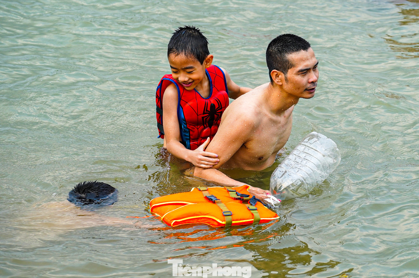 Các gia đình còn đưa theo trẻ nhỏ để vui chơi và tận hưởng không khí mát mẻ bên sông. Các gia đình còn đưa theo trẻ nhỏ để vui chơi và tận hưởng không khí mát mẻ bên sông.