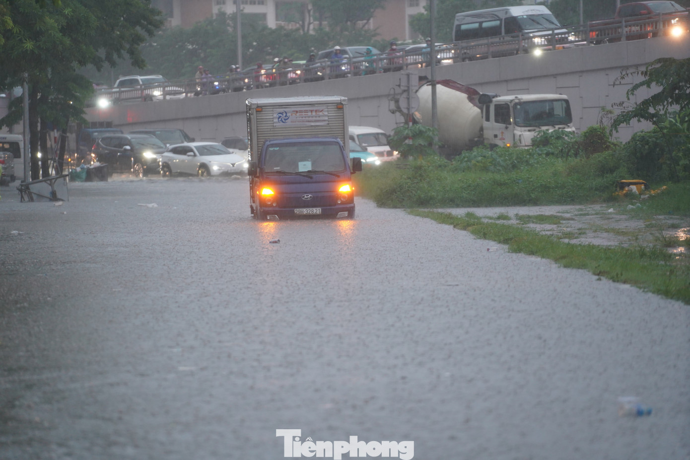Một chiếc ô tô cố qua chỗ ngập sâu hướng về Hồ Tùng Mậu bị chết máy. Một chiếc ô tô cố qua chỗ ngập sâu hướng về Hồ Tùng Mậu bị chết máy.