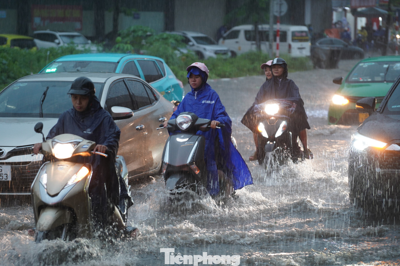Theo ghi nhận của PV Tiền Phong, tại đường Phạm Văn Đồng (quận Cầu Giấy, Hà Nội), vào khoảng 17h nước chảy như sông khiến các phương tiện di chuyển rất khó khăn. Theo ghi nhận của PV Tiền Phong, tại đường Phạm Văn Đồng (quận Cầu Giấy, Hà Nội), vào khoảng 17h nước chảy như sông khiến các phương tiện di chuyển rất khó khăn.