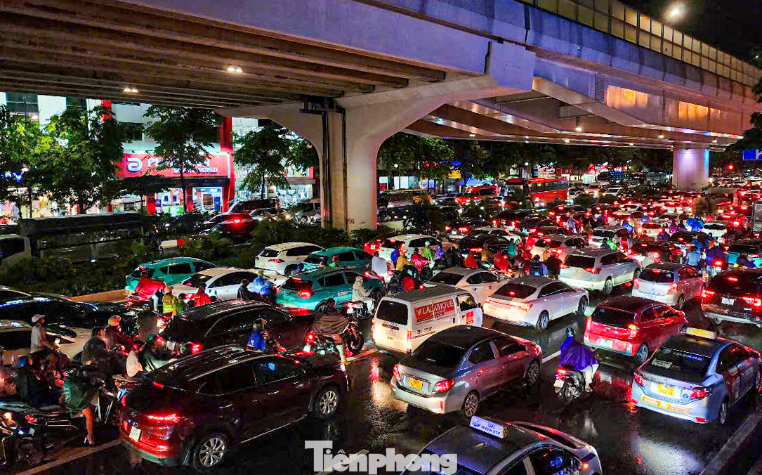 "Mưa lớn, tôi phải di chuyển gần 3 tiếng cho quãng đường chưa tới 10 km. Vừa mệt, vừa đói", anh Dũng (quận Cầu Giấy) chia sẻ. "Mưa lớn, tôi phải di chuyển gần 3 tiếng cho quãng đường chưa tới 10 km. Vừa mệt, vừa đói", anh Dũng (quận Cầu Giấy) chia sẻ.