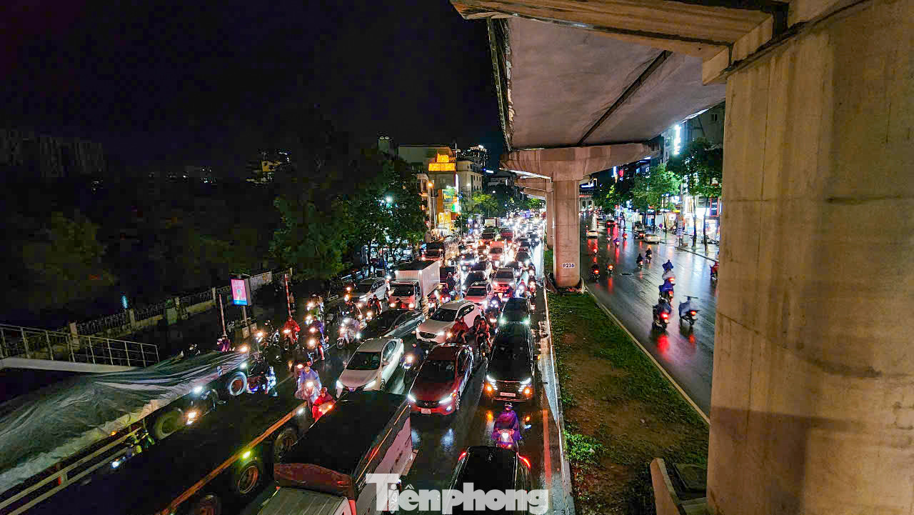 Dòng phương tiện nối đuôi nhau di chuyển chậm trên đường Hồ Tùng Mậu. Dòng phương tiện nối đuôi nhau di chuyển chậm trên đường Hồ Tùng Mậu.