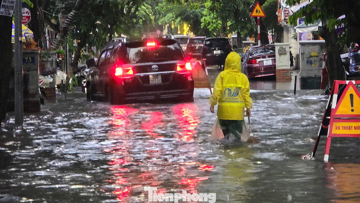 Các công nhân Thoát nước bố trí ứng trực, bảo đảm không để xảy ra ngập úng kéo dài, ảnh hưởng đến các phương tiện giao thông gia tăng vào giờ cao điểm. Các công nhân Thoát nước bố trí ứng trực, bảo đảm không để xảy ra ngập úng kéo dài, ảnh hưởng đến các phương tiện giao thông gia tăng vào giờ cao điểm.