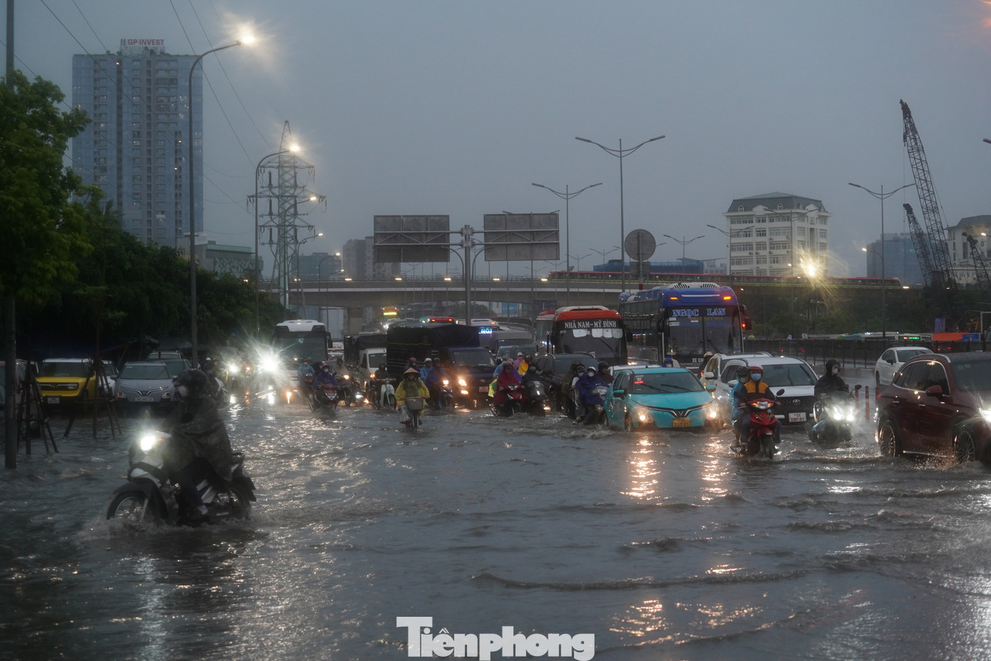 Nước lênh láng tại nút giao Phạm Hùng - Mai Dịch. Nước lênh láng tại nút giao Phạm Hùng - Mai Dịch.