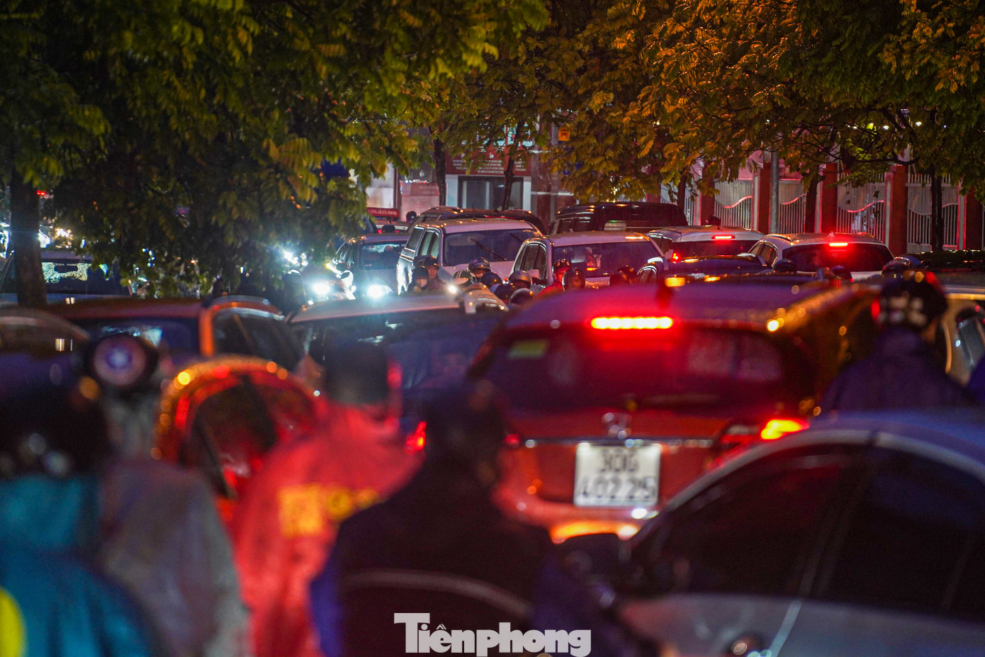 Đường Hoàng Quán Chi (gần công viên Cầu Giấy) cũng rơi vào tình cảnh tắc cứng cả 2 chiều đường. Đường Hoàng Quán Chi (gần công viên Cầu Giấy) cũng rơi vào tình cảnh tắc cứng cả 2 chiều đường.