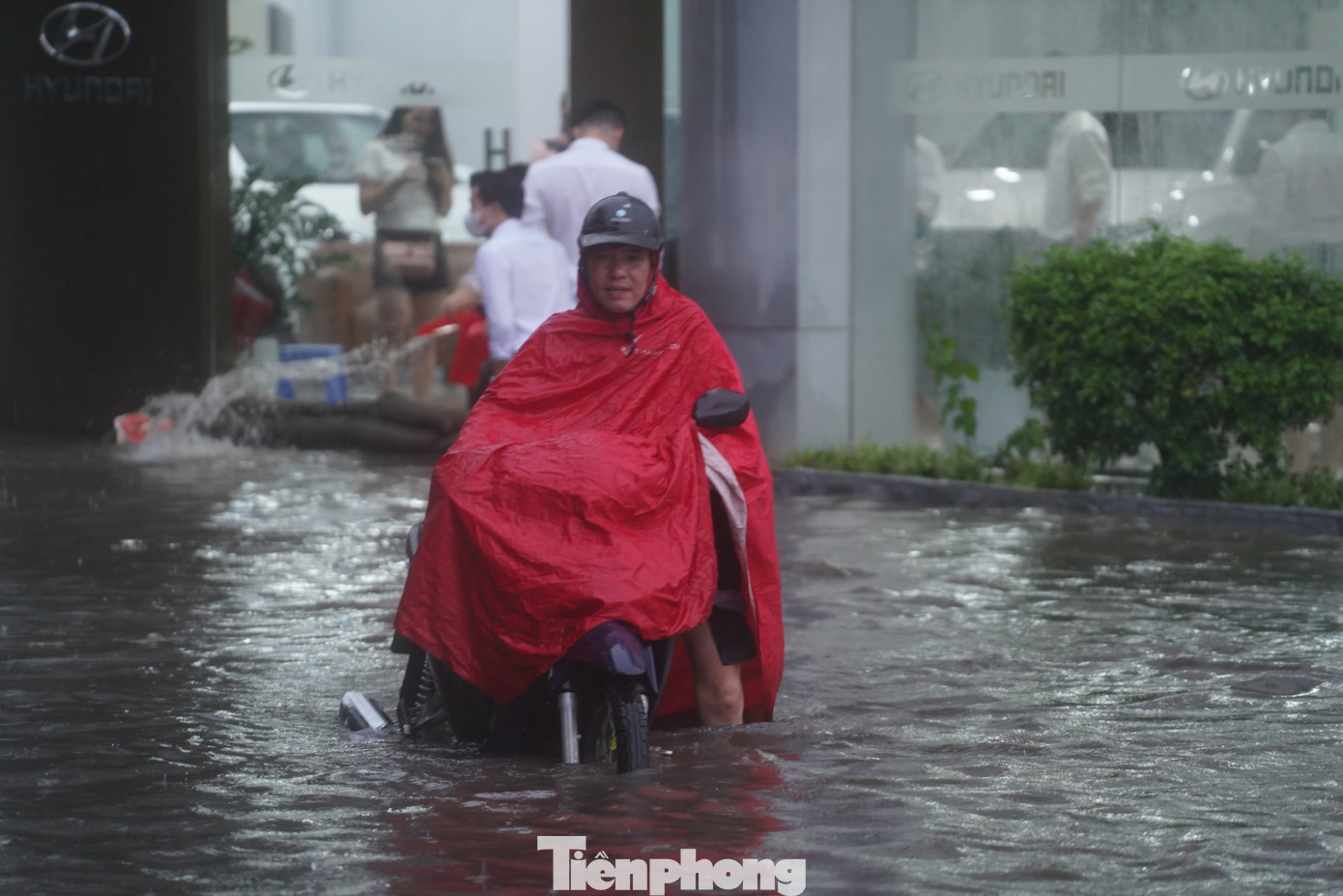 Nước ngập gần nửa bánh xe. Nước ngập gần nửa bánh xe.