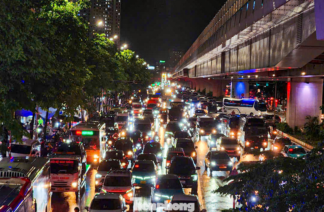 Đến hơn 20h cùng ngày, nhiều tuyến phố vẫn kẹt cứng, người dân chưa thể về nhà. Đến hơn 20h cùng ngày, nhiều tuyến phố vẫn kẹt cứng, người dân chưa thể về nhà.