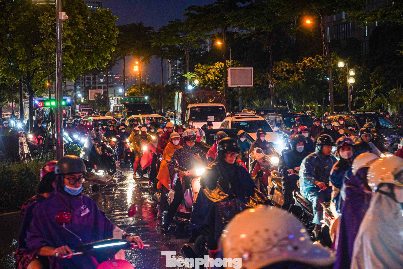 "Từ chiều đã tắc, đến tối vẫn tắc. Mưa gió cứ như thế này đi lại rất khó khăn", một người dân chia sẻ. "Từ chiều đã tắc, đến tối vẫn tắc. Mưa gió cứ như thế này đi lại rất khó khăn", một người dân chia sẻ.