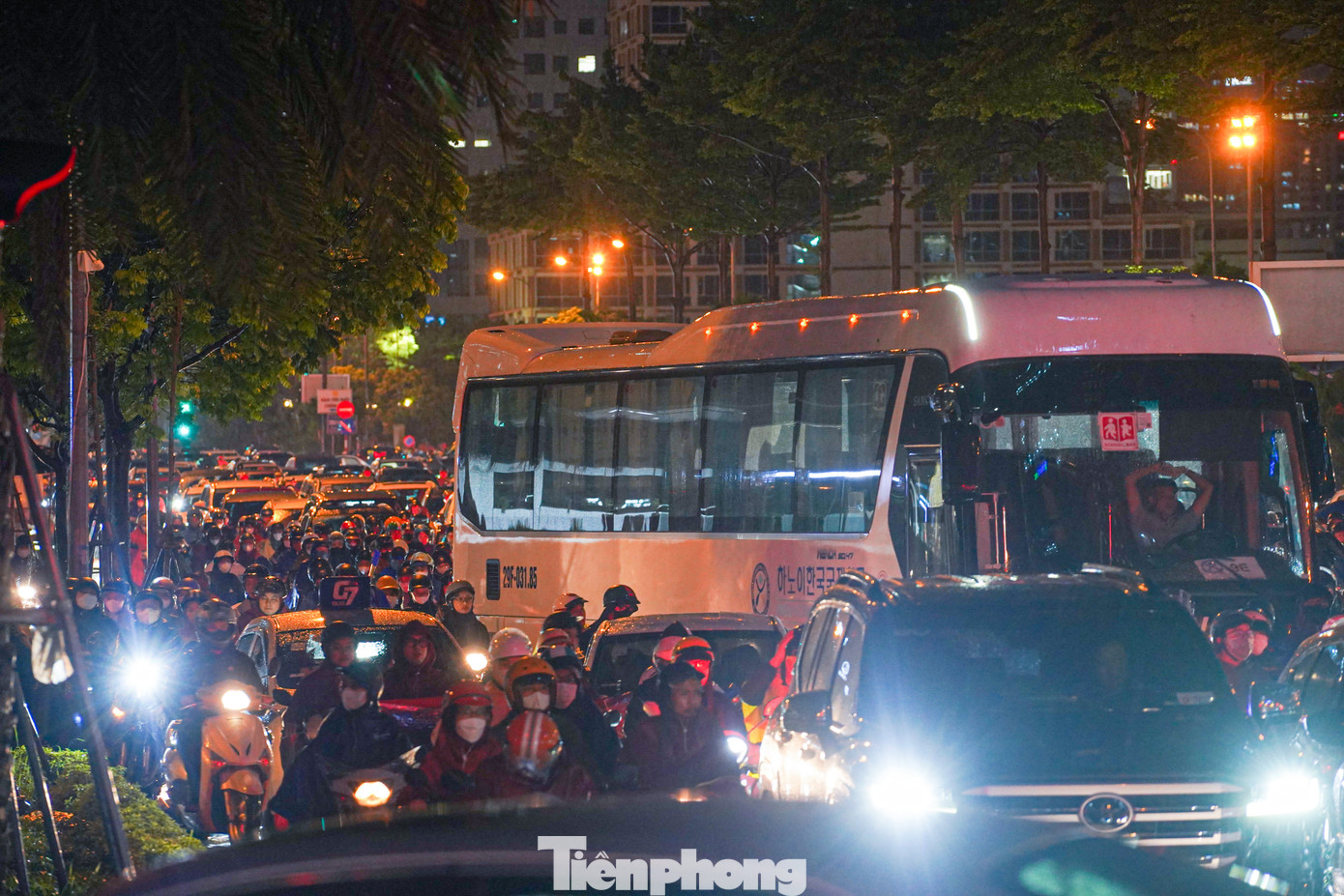 Dòng phương tiện nối đuôi nhau di chuyển chậm trên đường Tôn Thất Thuyết. Dòng phương tiện nối đuôi nhau di chuyển chậm trên đường Tôn Thất Thuyết.