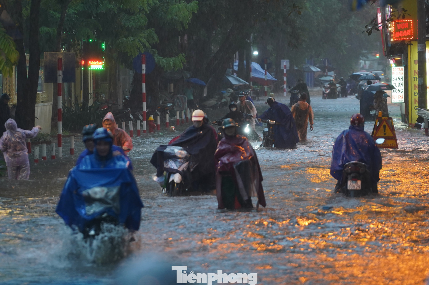 Tại khu vực đường Trần Bình (quận Cầu Giấy) nước ngập từ 30 - 50 cm, hàng loạt xe di chuyển qua đây đều chết máy. Tại khu vực đường Trần Bình (quận Cầu Giấy) nước ngập từ 30 - 50 cm, hàng loạt xe di chuyển qua đây đều chết máy.