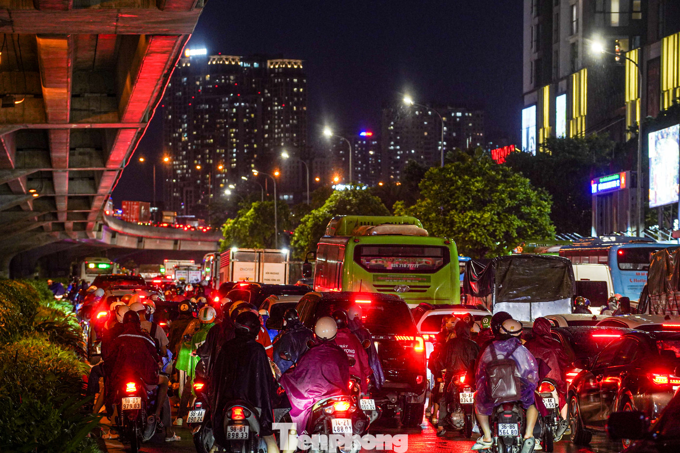 Tương tự, khu vực đường Phạm Hùng hướng về ngã tư Cầu Giấy cũng tắc cứng. Tương tự, khu vực đường Phạm Hùng hướng về ngã tư Cầu Giấy cũng tắc cứng.