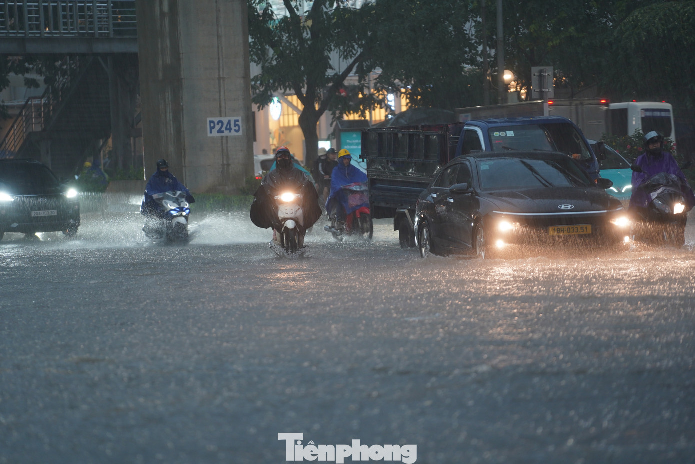 Chiều 30/6, Hà Nội xảy ra trận mưa lớn kéo dài vào giờ tan tầm khiến nhiều tuyến đường ùn tắc, xuất hiện tình trạng ngập úng. Chiều 30/6, Hà Nội xảy ra trận mưa lớn kéo dài vào giờ tan tầm khiến nhiều tuyến đường ùn tắc, xuất hiện tình trạng ngập úng.
