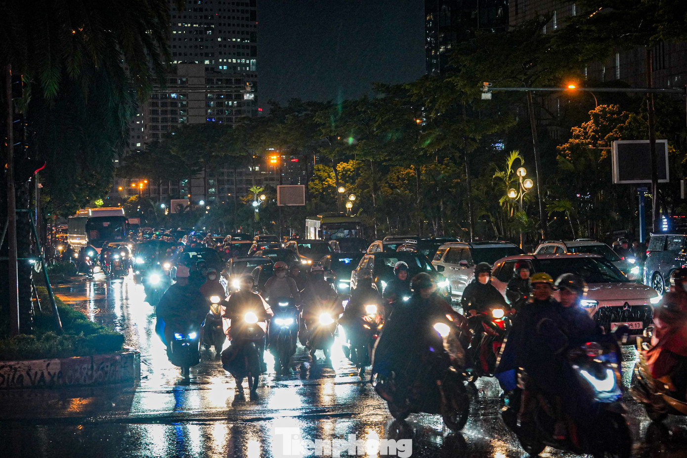 Dự báo thời tiết ngày mai 1/7 tại Hà Nội sẽ tiếp tục có mưa rào và rải rác có dông, cục bộ có nơi xảy ra mưa to. Nhiệt độ dự kiến giao động trong khoảng 26-32 độ C. Người dân nên chuẩn bị áo mưa, chú ý đề phòng sấm sét, đồng thời hạn chế ra đường trong các cơn mưa lớn để đảm bảo an toàn. Dự báo thời tiết ngày mai 1/7 tại Hà Nội sẽ tiếp tục có mưa rào và rải rác có dông, cục bộ có nơi xảy ra mưa to. Nhiệt độ dự kiến giao động trong khoảng 26-32 độ C. Người dân nên chuẩn bị áo mưa, chú ý đề phòng sấm sét, đồng thời hạn chế ra đường trong các cơn mưa lớn để đảm bảo an toàn.