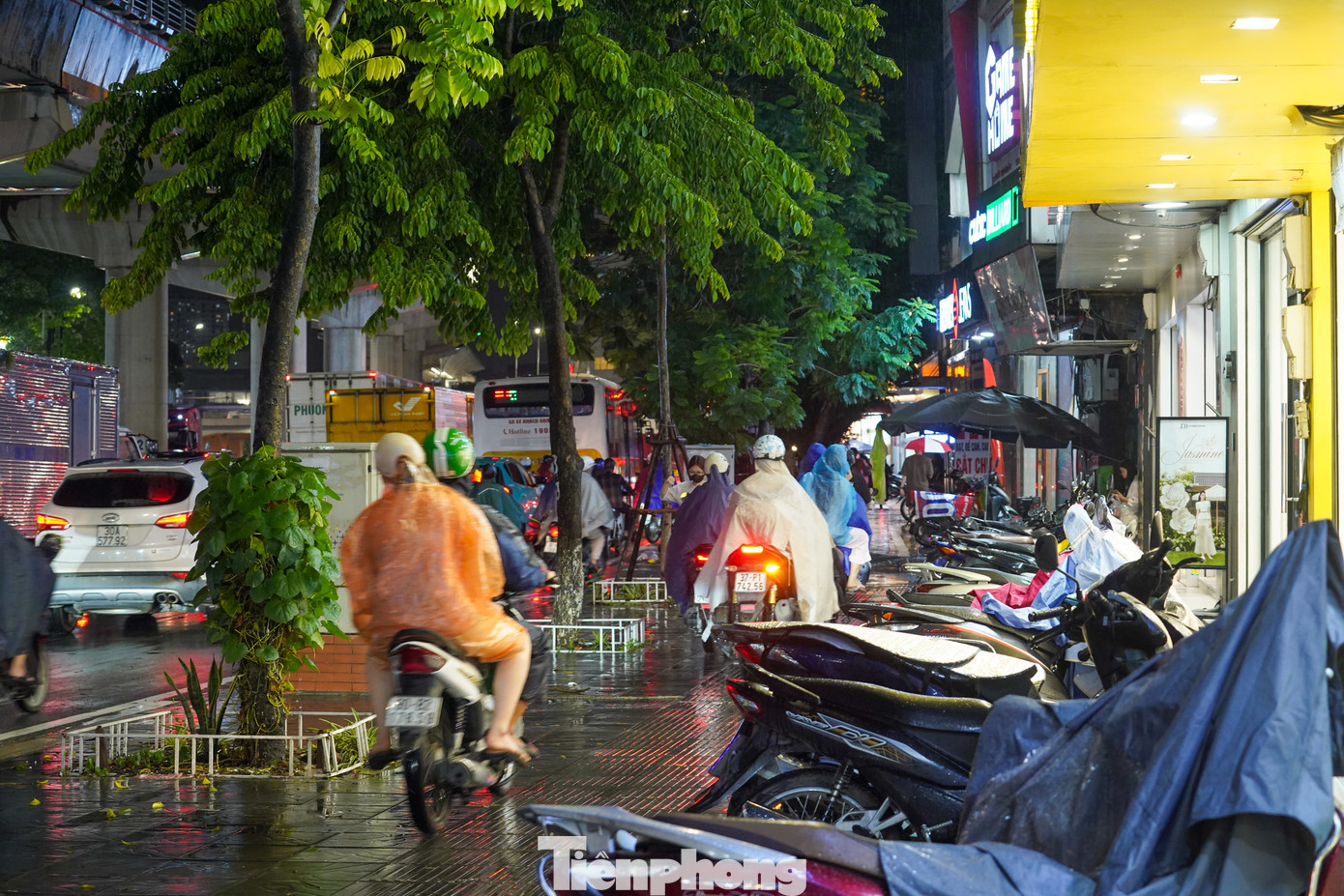 Nhiều người mắc kẹt hàng giờ trên đường đành leo vỉa hè để tìm lối thoát. Nhiều người mắc kẹt hàng giờ trên đường đành leo vỉa hè để tìm lối thoát.