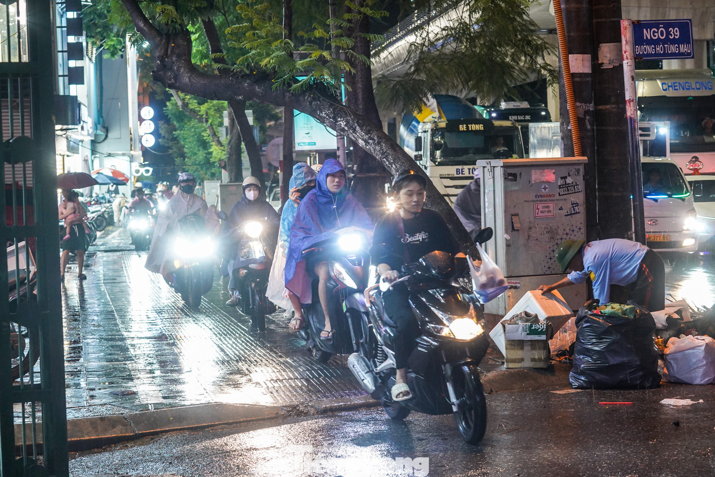 Nhiều người mắc kẹt hàng giờ trên đường đành leo vỉa hè để tìm lối thoát. Nhiều người mắc kẹt hàng giờ trên đường đành leo vỉa hè để tìm lối thoát.