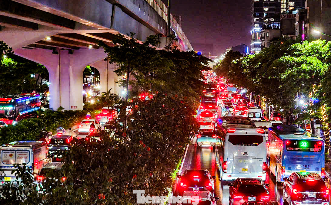 Theo quan sát, gần như không còn một kẽ hở tại các làn đường tại Phạm Văn Đồng hướng về ngã tư Cầu Giấy. Theo quan sát, gần như không còn một kẽ hở tại các làn đường tại Phạm Văn Đồng hướng về ngã tư Cầu Giấy.