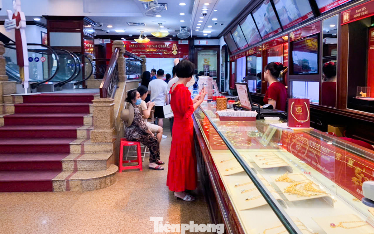 Tại cửa hàng vàng Bảo Tín Minh Châu (quận Cầu Giấy), người dân bán vàng được ưu tiên vào để giao dịch. Đối với người đến mua vàng miếng SJC thì cửa hàng đang không bán, còn vàng nhẫn được mua mỗi người tối đa 3 chỉ. Tại cửa hàng vàng Bảo Tín Minh Châu (quận Cầu Giấy), người dân bán vàng được ưu tiên vào để giao dịch. Đối với người đến mua vàng miếng SJC thì cửa hàng đang không bán, còn vàng nhẫn được mua mỗi người tối đa 3 chỉ.