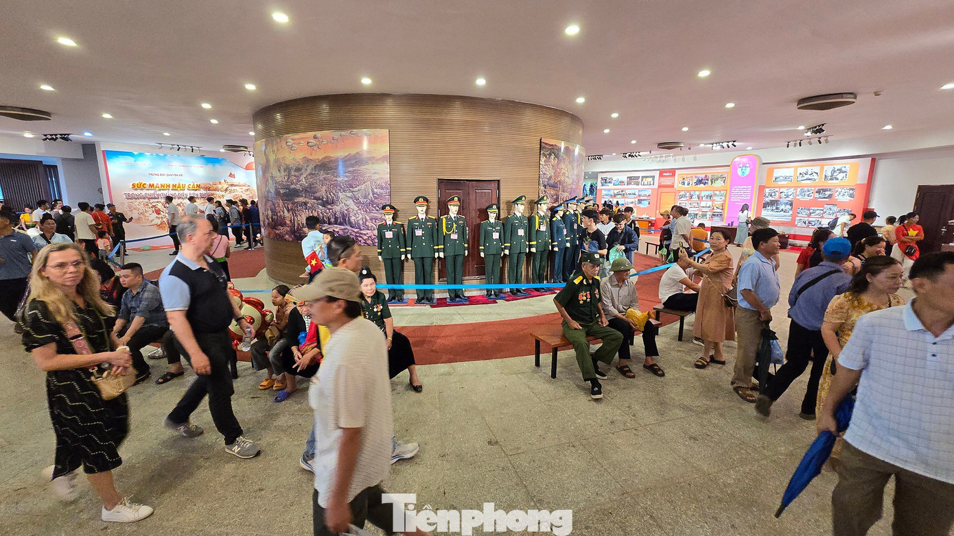 Người dân tham quan, tìm hiểu về hiện vật, lịch sử vẻ vang của chiến dịch Điện Biên Phủ. Người dân tham quan, tìm hiểu về hiện vật, lịch sử vẻ vang của chiến dịch Điện Biên Phủ.