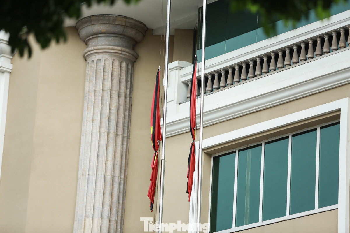 Ghi nhận tại Hà Nội ngày 21/7, dù chưa tới ngày diễn ra Quốc tang nhưng nhiều cơ quan, tổ chức, khu dân cư, cơ sở kinh doanh... đã treo cờ rủ để tỏ lòng biết ơn, tưởng nhớ Tổng Bí thư Nguyễn Phú Trọng.