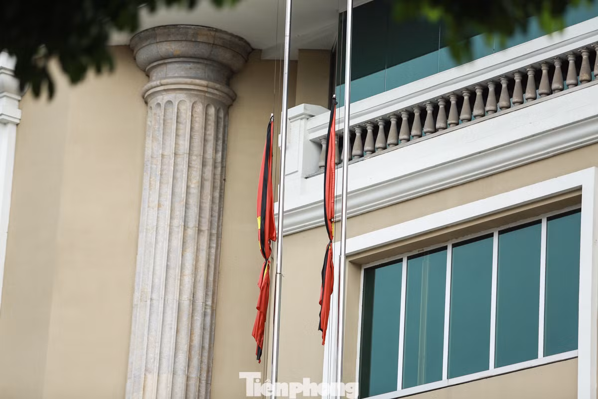 Ghi nhận tại Hà Nội ngày 21/7, dù chưa tới ngày diễn ra Quốc tang nhưng nhiều cơ quan, tổ chức, khu dân cư, cơ sở kinh doanh... đã treo cờ rủ để tỏ lòng biết ơn, tưởng nhớ Tổng Bí thư Nguyễn Phú Trọng.