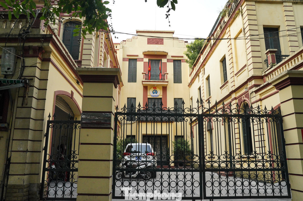 Tại trụ sở Công đoàn Xây dựng Việt Nam (quận Hoàn Kiếm) cũng đã thực hiện việc treo cờ rủ.