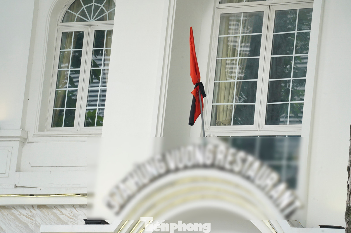 Lá cờ Tổ quốc không còn bay và gắn trên đó là dải băng đen trước Trung tâm Hội nghị 37 Hùng Vương - đơn vị sự nghiệp trực thuộc Văn phòng Chính phủ.