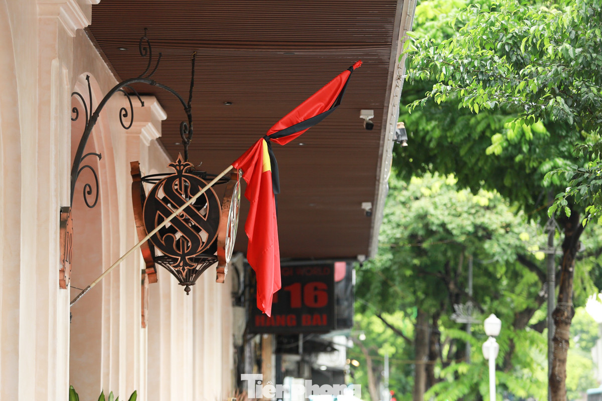Cờ rủ được treo trên phố Hai Bà Trưng (Hà Nội).