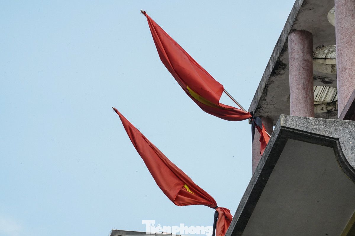 Nhà 48 phố Hàng Ngang, nơi Chủ tịch Hồ Chí Minh viết bản Tuyên ngôn độc lập, khai sinh ra nước Việt Nam dân chủ cộng hòa treo cờ rủ ở tầng 3 ngôi nhà.