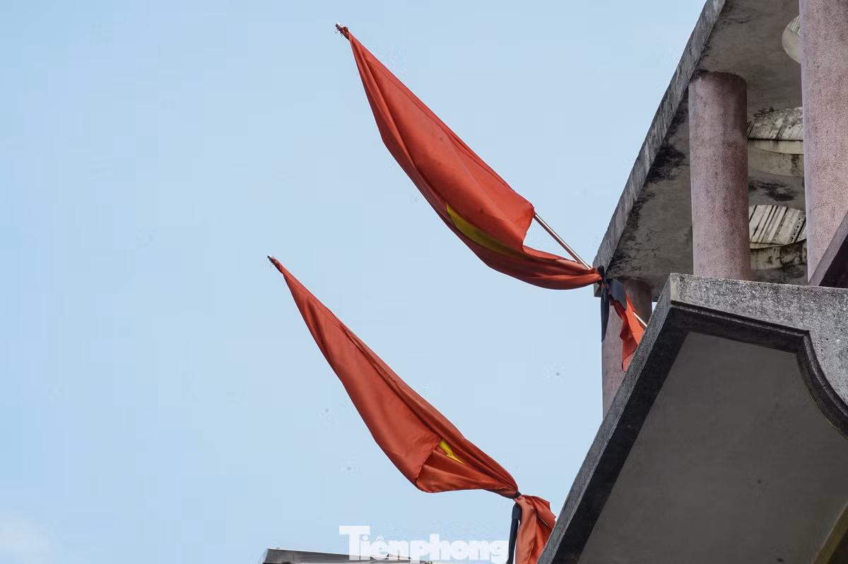 Nhà 48 phố Hàng Ngang, nơi Chủ tịch Hồ Chí Minh viết bản Tuyên ngôn độc lập, khai sinh ra nước Việt Nam dân chủ cộng hòa treo cờ rủ ở tầng 3 ngôi nhà.