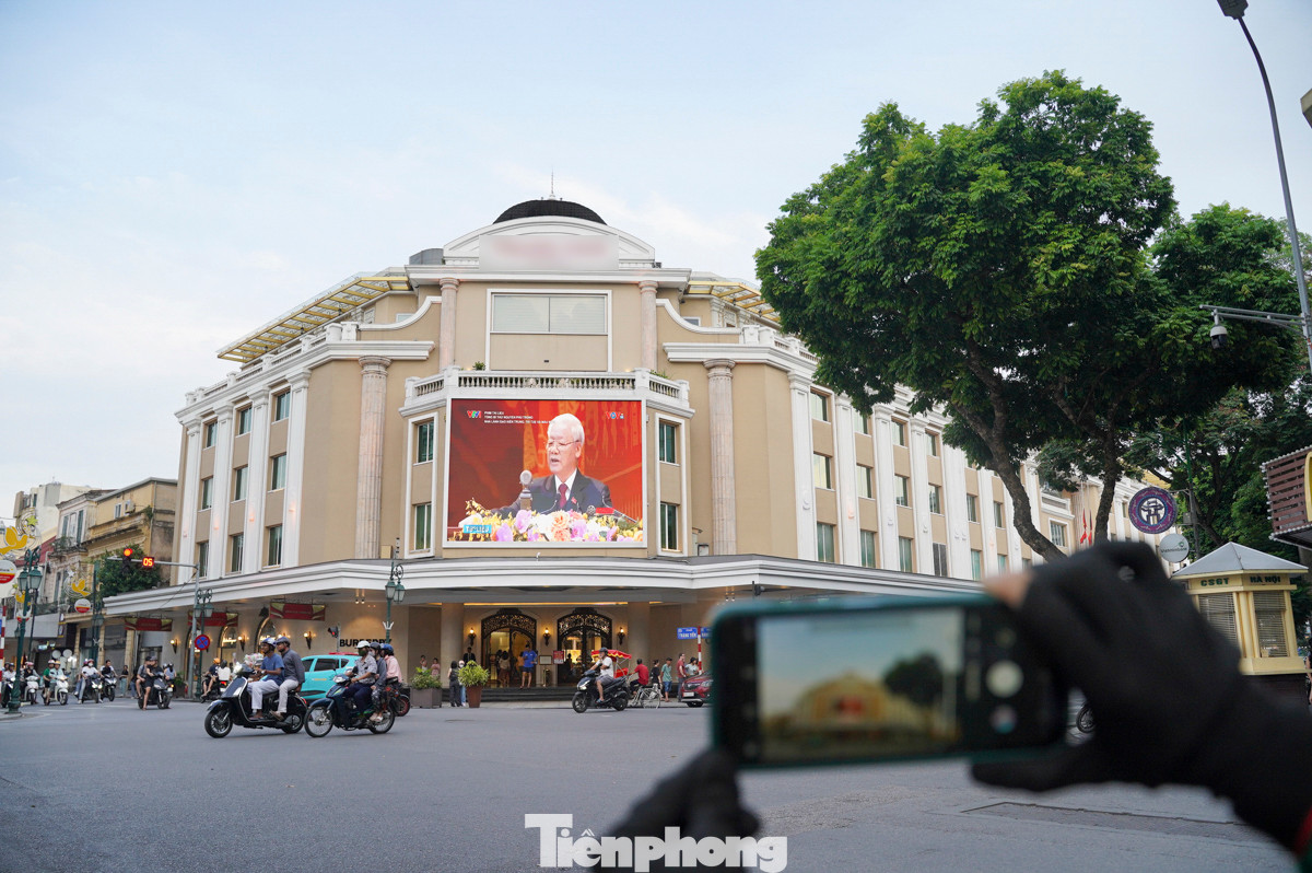 Trung tâm thương mại nằm tại ngã tư Hàng Bài - Tràng Tiền - Hàng Khay - Đinh Tiên Hoàng (quận Hoàn Kiếm) phát bộ phim tài liệu về Tổng Bí thư Nguyễn Phú Trọng trên màn hình lớn để người dân theo dõi.