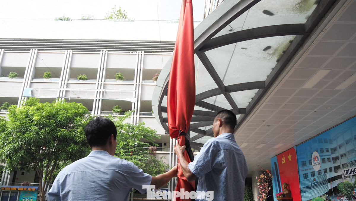 Thầy và trò trường THCS Mai Dịch (quận Cầu Giấy) treo cờ rủ để tỏ lòng thành kính đến Tổng Bí thư Nguyễn Phú Trọng.