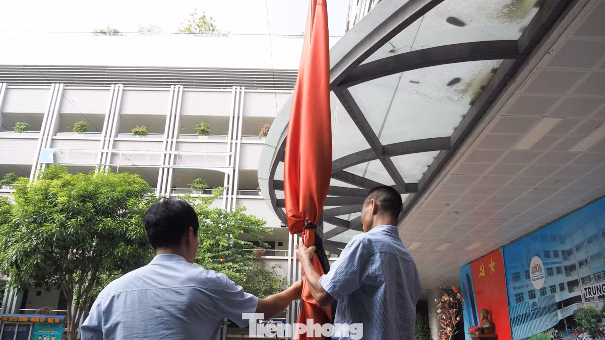 Thầy và trò trường THCS Mai Dịch (quận Cầu Giấy) treo cờ rủ để tỏ lòng thành kính đến Tổng Bí thư Nguyễn Phú Trọng.
