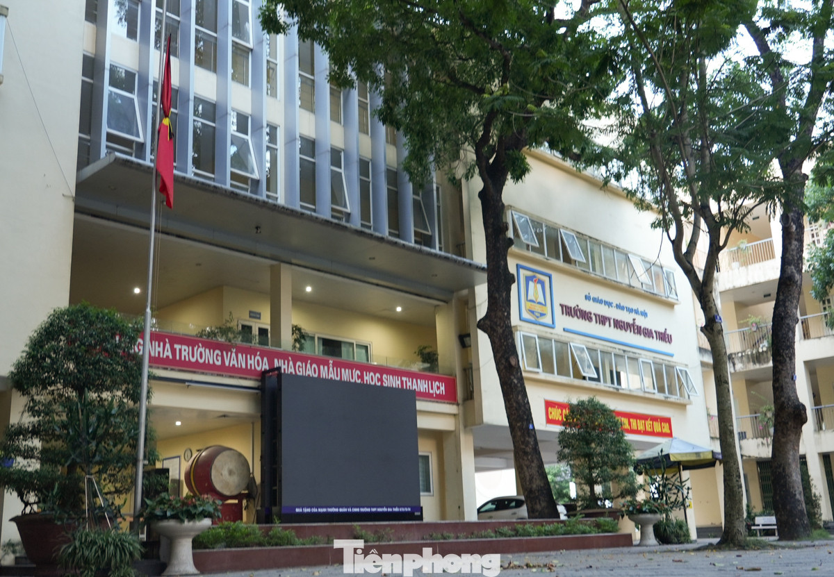 Hình ảnh lá cờ Tổ quốc cùng dải băng đen trên sân trường THPT Nguyễn Gia Thiều (quận Long Biên) - đây là nơi Tổng Bí thư Nguyễn Phú Trọng từng theo học suốt những năm cấp 3.