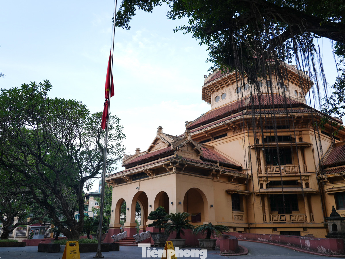 Tại Bảo tàng Lịch sử Quốc gia (số 1 phố Tràng Tiền, phường Phan Chu Trinh, quận Hoàn Kiếm) đã thực hiện việc treo cờ rủ để tưởng nhớ người Tổng Bí thư đáng kính.