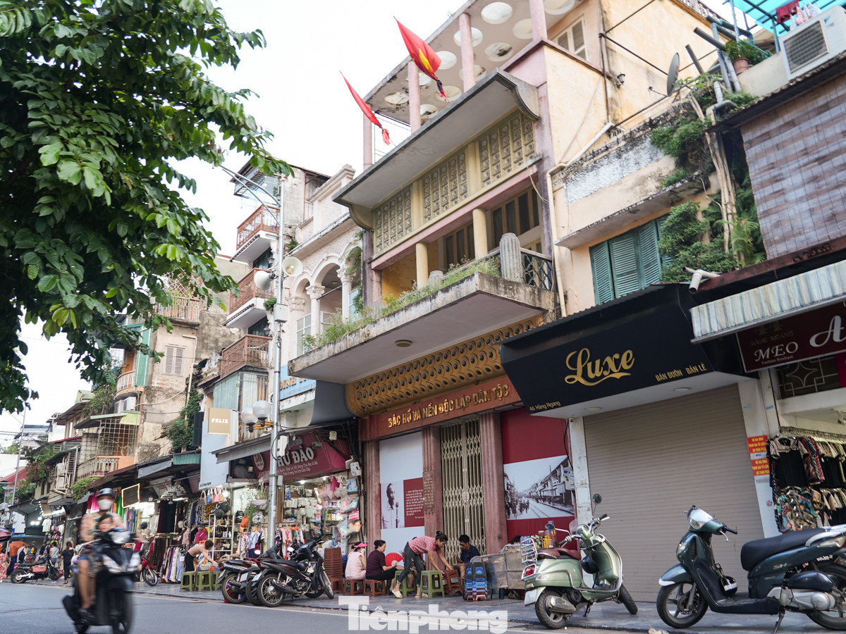 Nhà 48 phố Hàng Ngang, nơi Chủ tịch Hồ Chí Minh viết bản Tuyên ngôn độc lập, khai sinh ra nước Việt Nam dân chủ cộng hòa treo cờ rủ ở tầng 3 ngôi nhà.