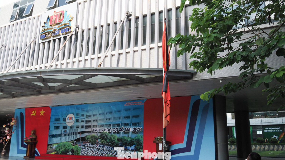 Cờ rủ treo tại sân Trường THCS Mai Dịch.