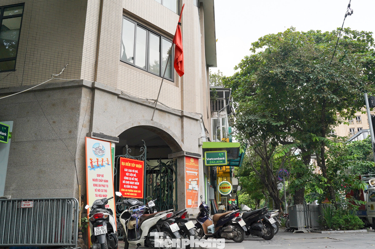 Công an phường Hàng Bài (49 Hàng Bài) treo cờ rủ trước lối vào trụ sở.