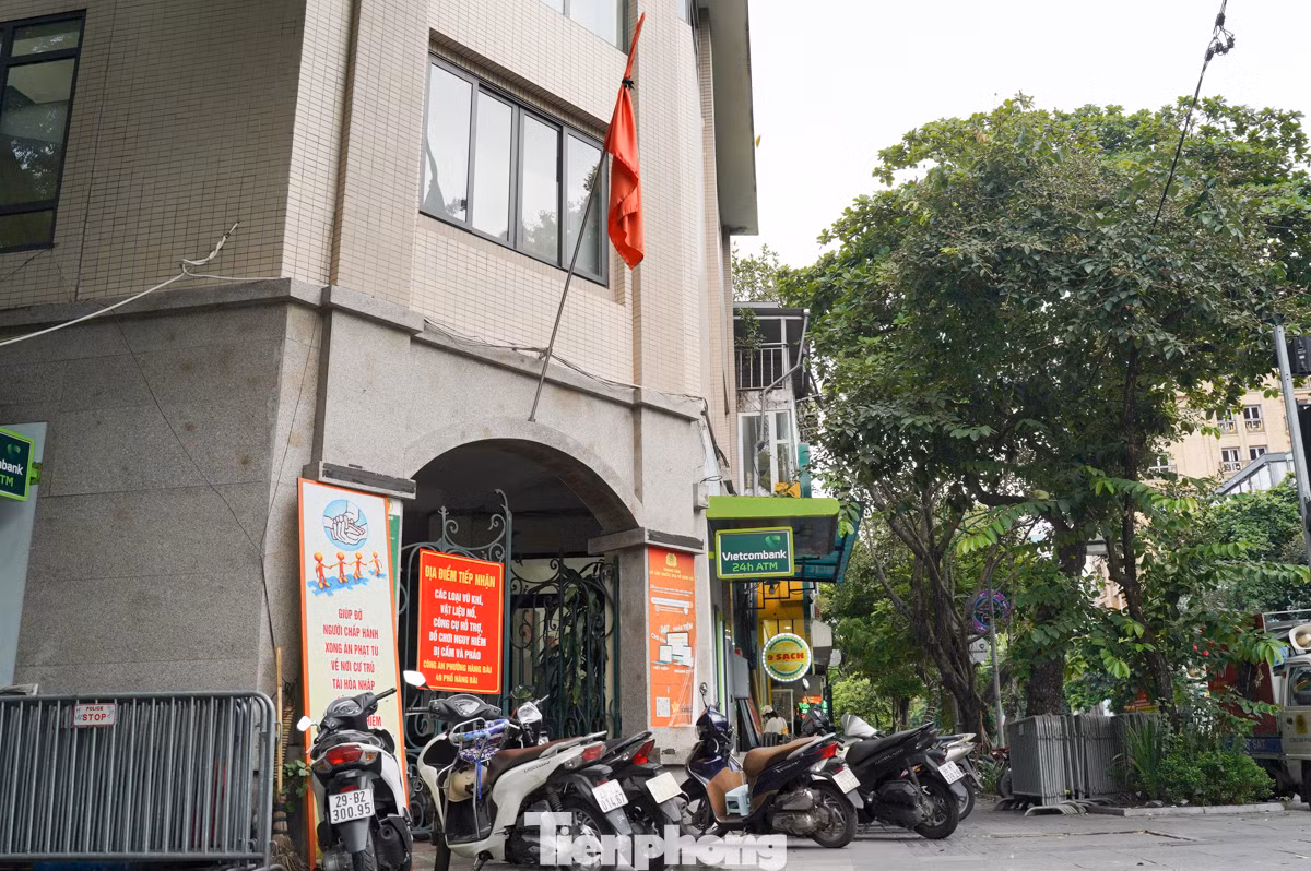 Công an phường Hàng Bài (49 Hàng Bài) treo cờ rủ trước lối vào trụ sở.